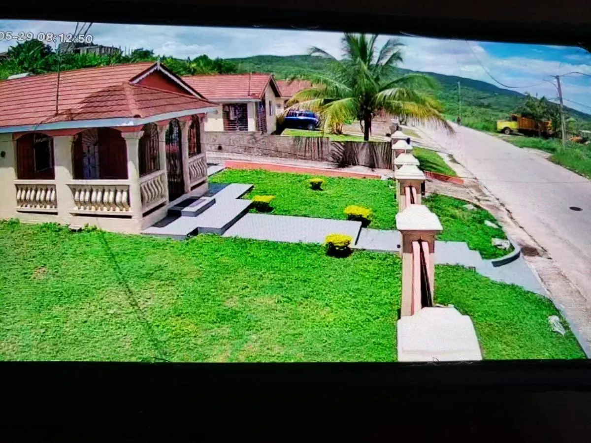 Relax And Unwind At Scenic Plateau Apartment Montego Bay